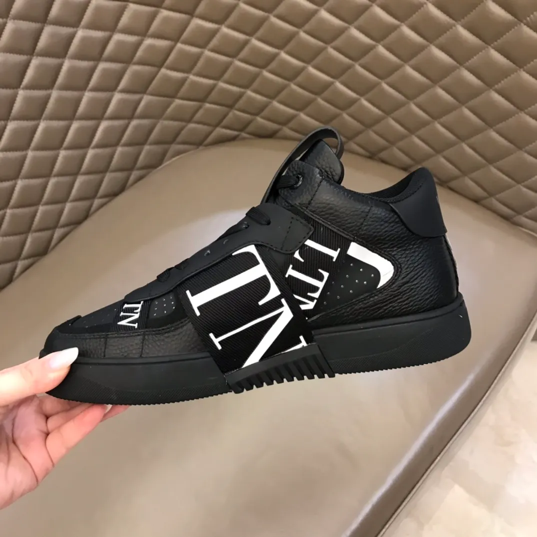 P460◾️▫️V L7N high-top calfskin lace-up sneakers. No man should be able to refuse this style. The classic color scheme is so handsome! Purchase a high-precision replica of the original version to instantly sell off the market currency! 6 VLTN logo rubber effect straps - Valentino Garavani Logo printed on the back and tongue, all materials are customized to ensure quality!  Size: Male 38-44 (45.46 customized)